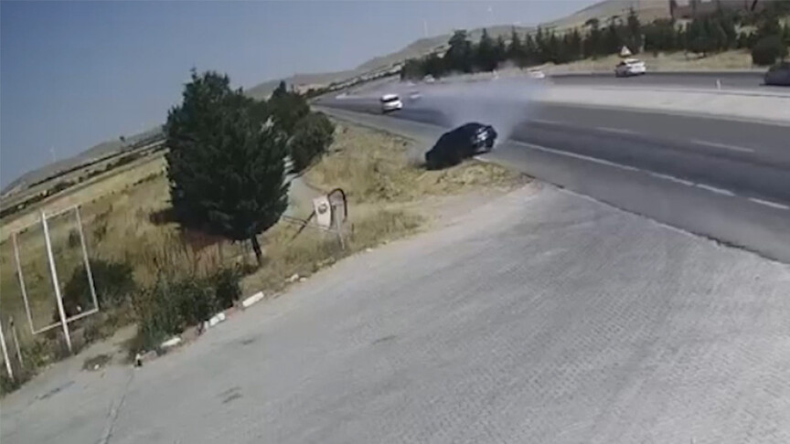 Konya'da iki otomobilin çarpıştığı kazada 2 kişi öldü, 1 kişi yaralandı