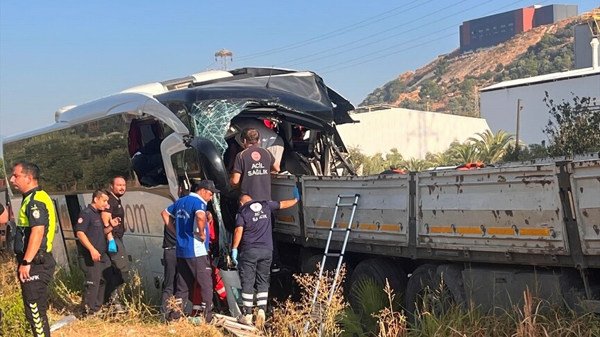 Muğla'da yolcu otobüsü ile tırın çarpıştığı kazada 2 kişi öldü, 18 kişi yaralandı