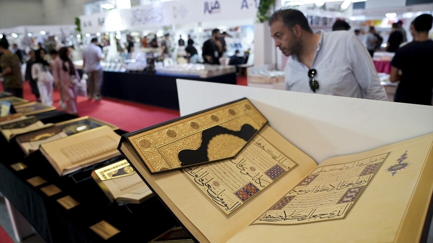 Arapça Kitap Fuarı'ndaki "Altın Harfler" standında nadir yazmalar sergileniyor
