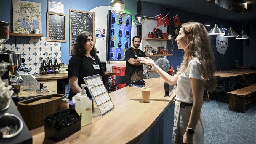 İstanbul Diyalog Müzesi'nce kurulan kafede kahve siparişleri işaret diliyle veriliyor