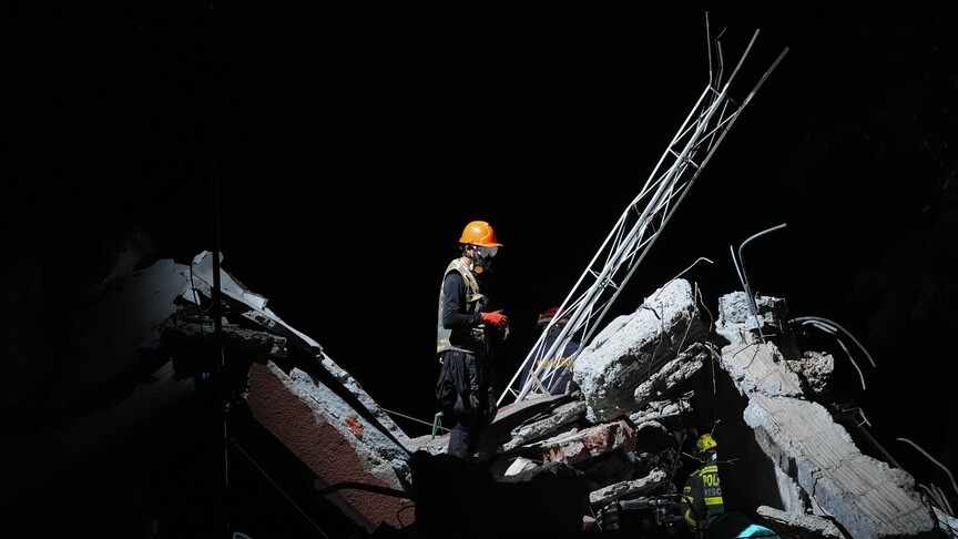 Kolombiya, deprem nedeniyle ABD’den ek gümrük vergilerini askıya almasını istedi
