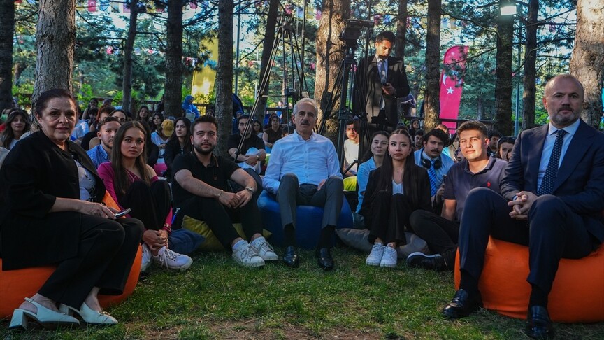 Bakan Uraloğlu stajyer öğrencilerle buluştu: "Her ne iş yapıyorsak en iyisini yapmak, hedefimiz olmalı"