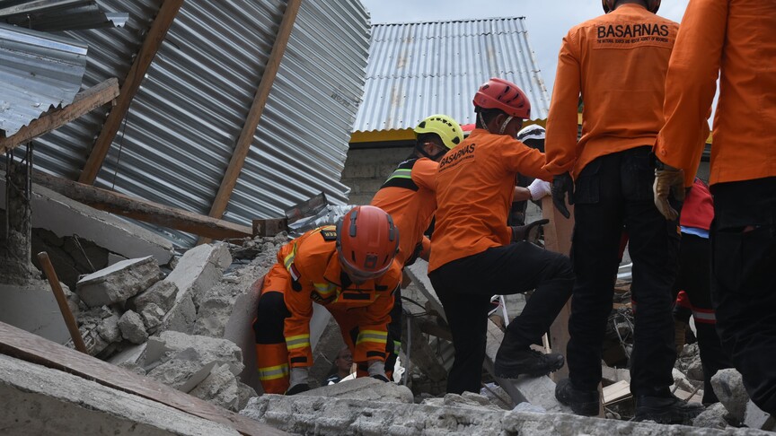 Endonezya'da 7,7 büyüklüğündeki depremde can kaybı 71'e yükseldi