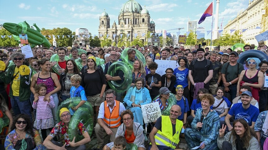 Berlin'de 101 yıldır geçerli olan "Spree Nehri’nde yüzme yasağı"nın kaldırılması için gösteri yapıldı