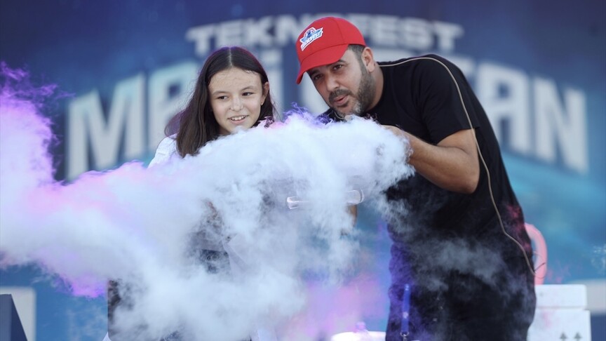 TEKNOFEST Mavi Vatan'a katılan çocuklar deneylerle bilimi keşfediyor