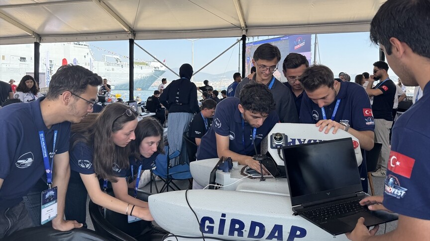 TEKNOFEST Mavi Vatan'da gençlerin insansız deniz araçları jüri karşısında