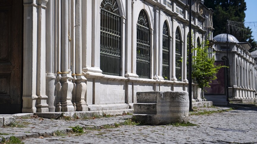 İstanbul'un tarihi yapıları arasında saklı kalan binek taşları