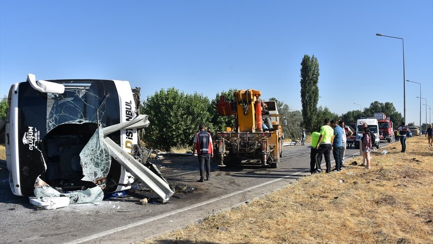 Afyonkarahisar'da yolcu otobüsünün devrildiği kazada 22 kişi yaralandı