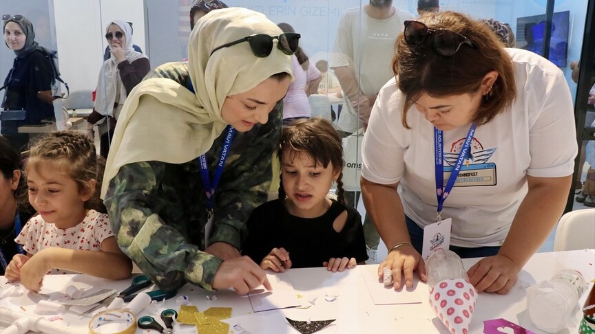 TEKNOFEST Mavi Vatan'da atölyeye katılan çocuklar su roketi tasarladı