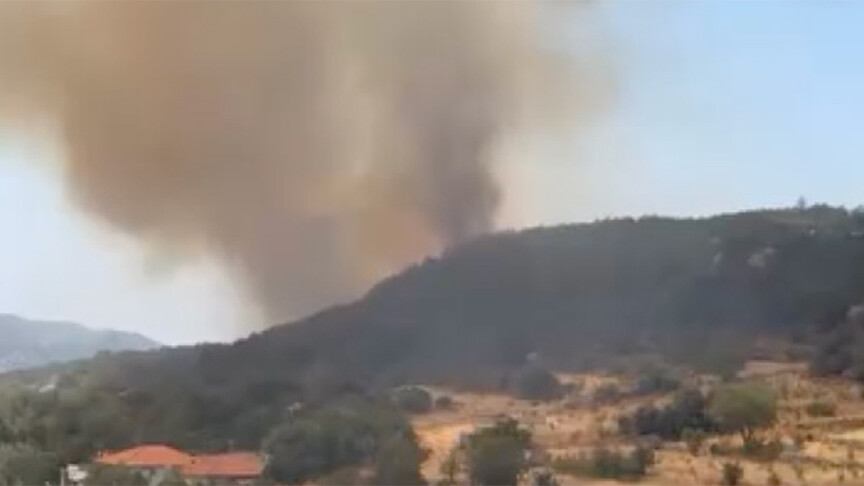 Kaş'ta çıkan orman yangınına müdahale ediliyor