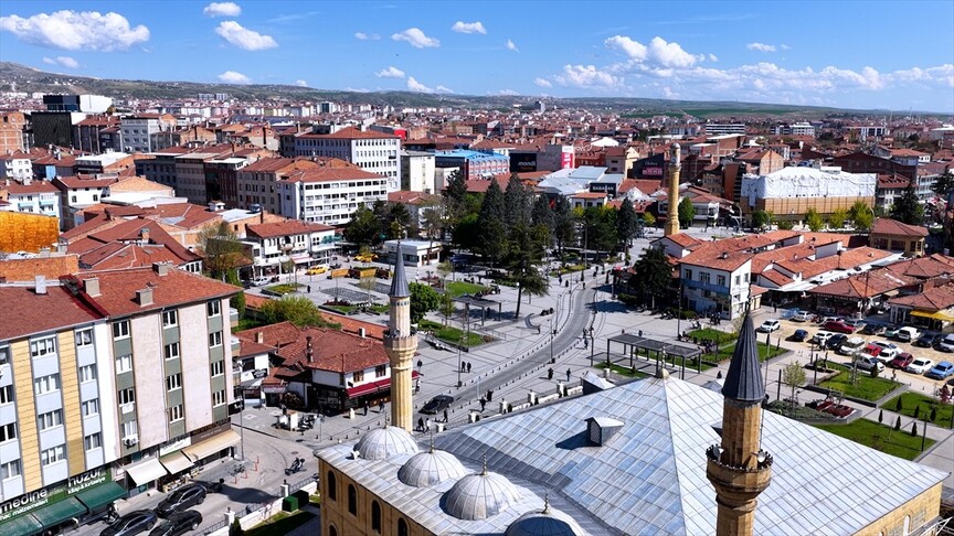 Bakan Kurum, yenilenen Çorum Tarihi Kent Meydanı'nın görüntülerini paylaştı