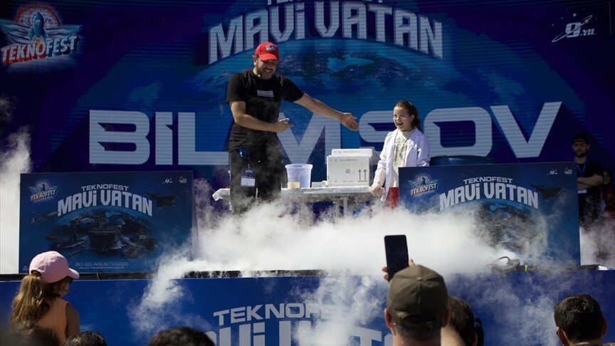 TEKNOFEST Mavi Vatan'ın son gününde çocuklar eğlenceli deneylerle bilimi keşfetti