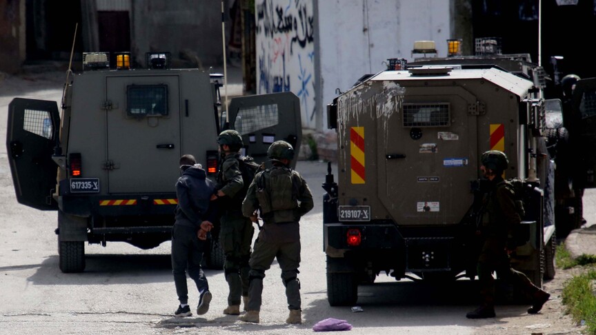 Israeli Forces Arrest 13 Palestinians in West Bank as Stabbing Wounds Man Near al-Auja