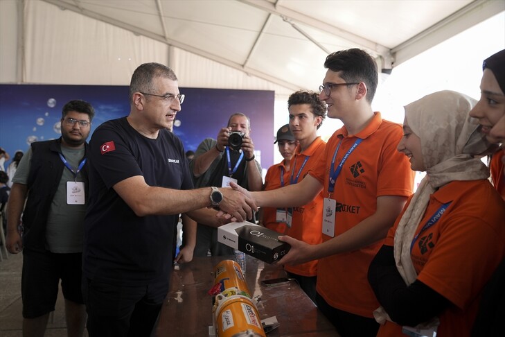 Baykar Genel Müdürü Haluk Bayraktar, TEKNOFEST Mavi Vatan'da yarışan takımlara T3 Gemstone O1 hediye etti