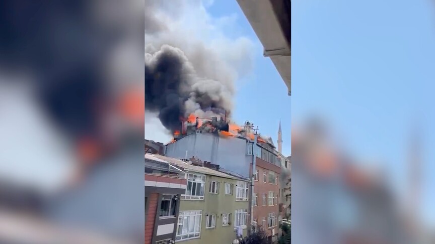 Gaziosmanpaşa'da çatı katında çıkan yangına müdahale ediliyor
