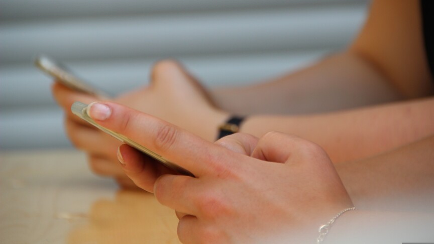 Fransa'da liselerde cep telefonu yeni eğitim yılından itibaren yasaklandı