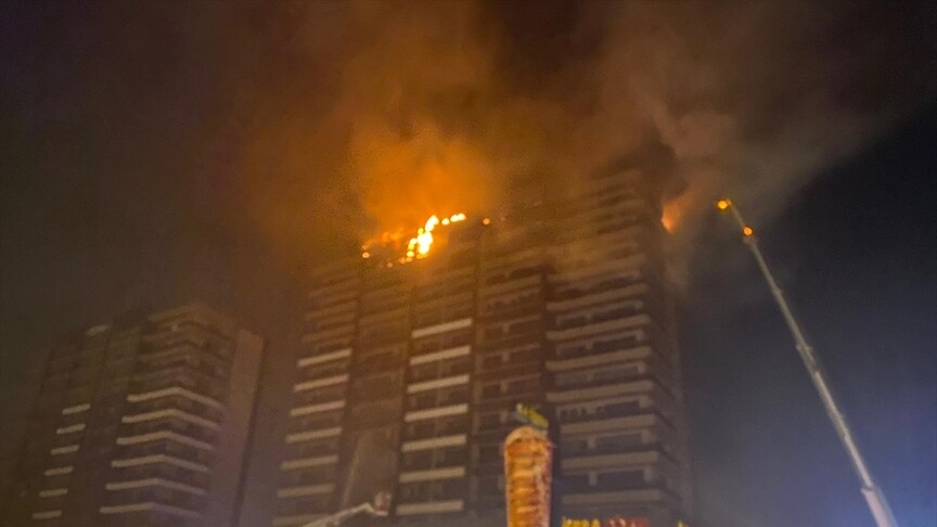 Diyarbakır'da plazada çıkan yangın söndürüldü