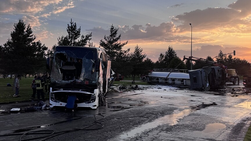 Kayseri'de yolcu otobüsü ile yakıt taşıyan tankerin çarpıştığı kazada 2'si ağır 38 kişi yaralandı