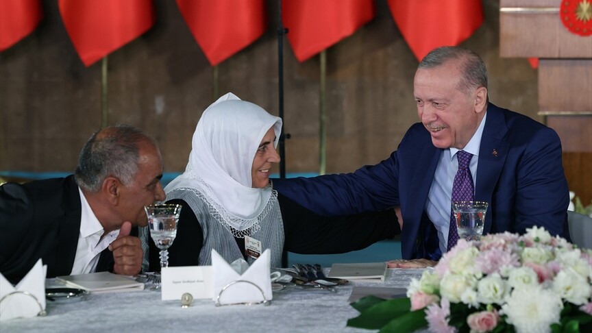 Cumhurbaşkanı Erdoğan, kabine üyeleri, bölge valileri ve şehit aileleriyle yemekte buluştu