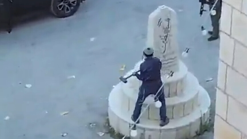 İsrailli aşırı sağcı Milletvekili Zvi Sukkot, askerlerin korumasında Filistinlilere ait bir anıtı parçaladı
