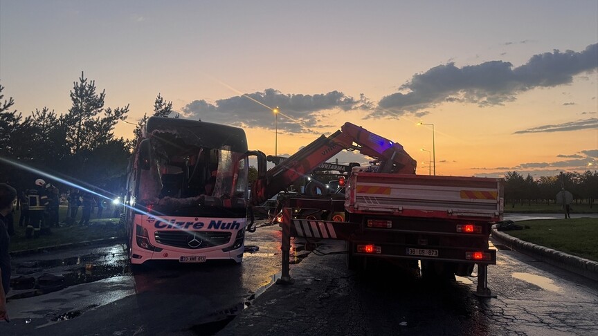 Kayseri'de yolcu otobüsü ile yakıt taşıyan tankerin çarpıştığı kazada 35 kişi yaralandı