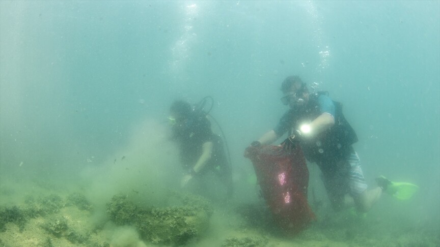 Dalgıç çiftten deniz altındaki kirliliğe gönüllü müdahale