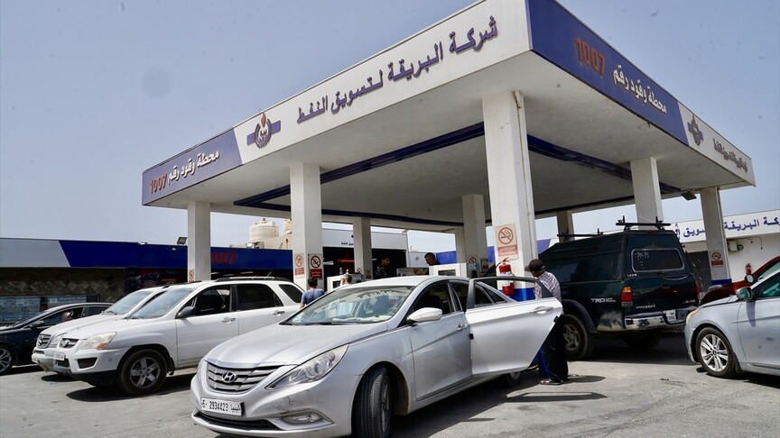 Petrol zengini Libya’da yakıt krizi benzin istasyonlarında uzun araç kuyruklarına neden oldu