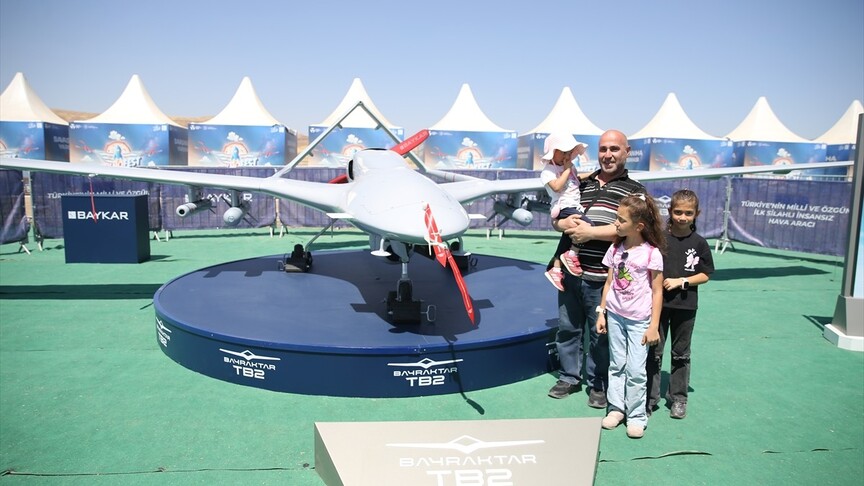 Siirt'teki "TEKNOFEST Savaşan İHA Yarışması"nda sergilenen Bayraktar TB2 ilgi görüyor