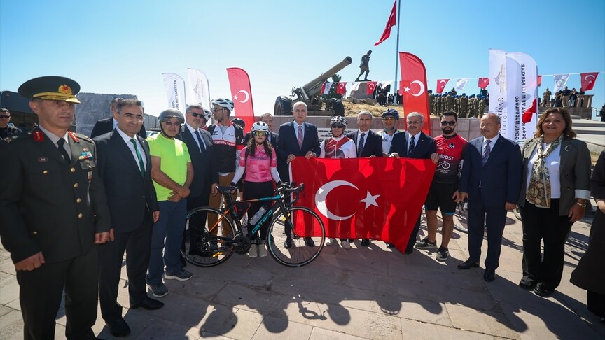 TBMM Başkanı Kurtulmuş, Büyük Zafer'in 104. yıl dönümünde Başkomutan Mustafa Kemal Anıtı'nda düzenlenen törene katıldı