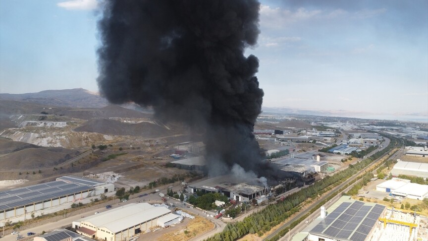 Elazığ'da fabrikada çıkan yangına müdahale ediliyor