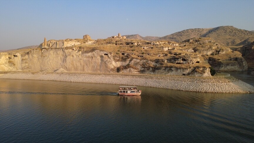Ilısu Baraj Gölü'ndeki tekne turlarıyla Hasankeyf'in tarihi ve doğal güzelliklerini keşfediyorlar