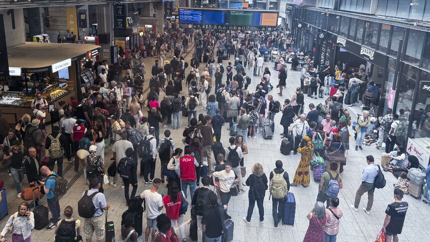 Paris'teki Montparnasse Garı'nda elektrik arızası nedeniyle tren seferleri durduruldu