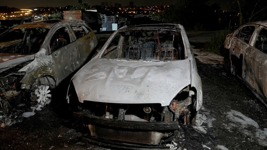 Avcılar'da otomobil galerisinde çıkan yangında 3 araç kullanılamaz hale geldi