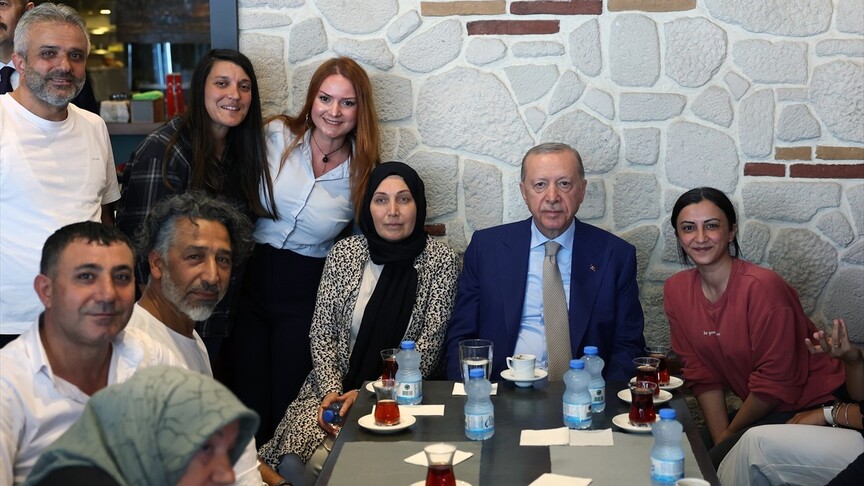 Cumhurbaşkanı Erdoğan, Üsküdar'da esnafı ziyaret etti