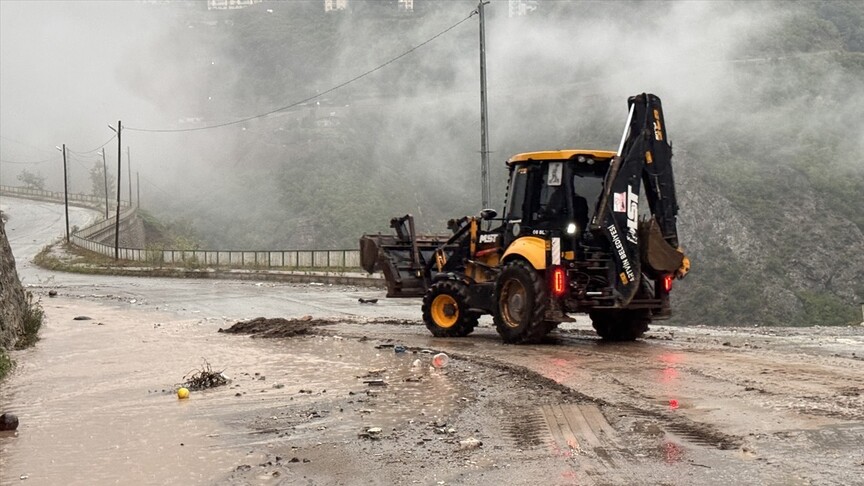 Artvin'de sağanak taşkın, su baskını ve heyelanlara yol açtı