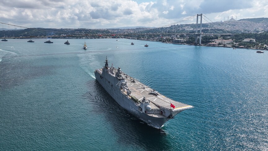 Deniz Kuvvetleri Komutanlığına bağlı 15 gemi, 30 Ağustos Zafer Bayramı'nda İstanbul Boğazı'ndan geçti