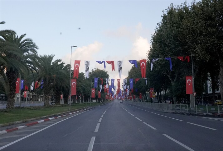 İstanbul'da Zafer Bayramı kutlamaları nedeniyle bazı yollar trafiğe kapatıldı