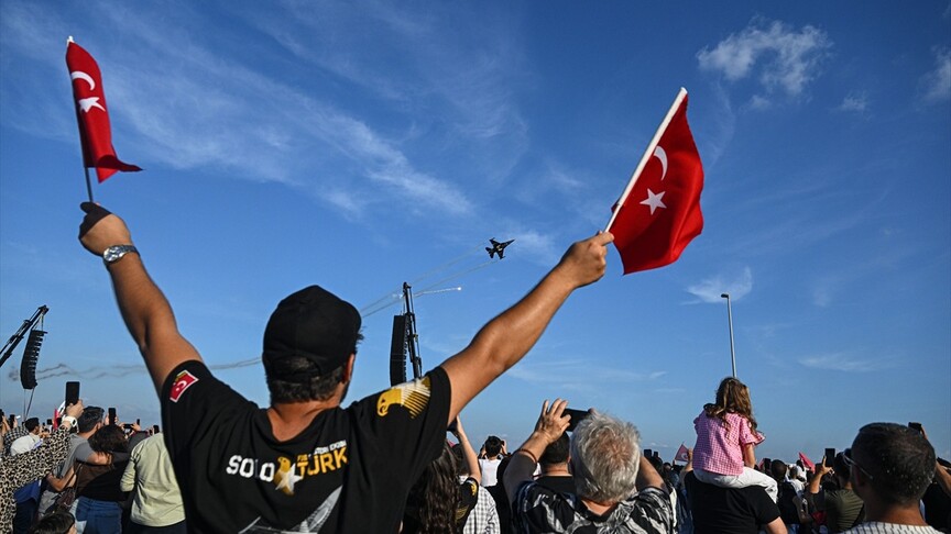 SOLOTÜRK'ün gösteri uçuşuna İstanbullular yoğun ilgi gösterdi