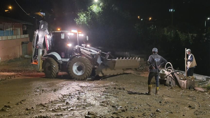 Erzincan'da sağanak taşkın ve su baskınlarına neden oldu
