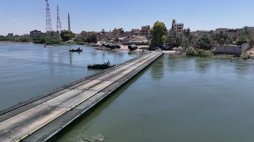 TSK ile Suriye ordusu işbirliğiyle Fırat Nehri üzerine yüzer köprü kuruldu