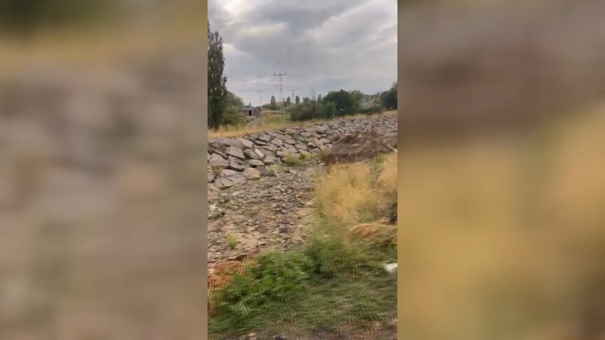 Kars'ta aniden gelen sel, cep telefonu kamerasına yansıdı