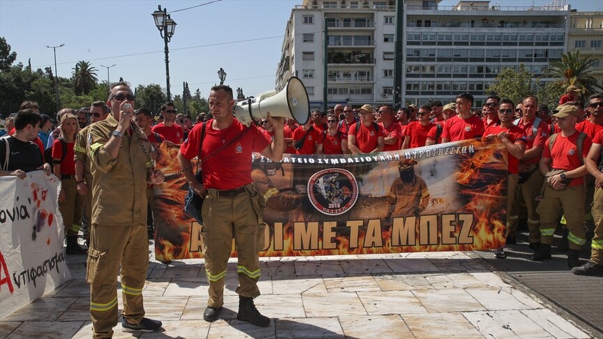 Yunanistan'da mevsimlik itfaiyeciler 12 ay istihdam talebiyle gösteri düzenledi