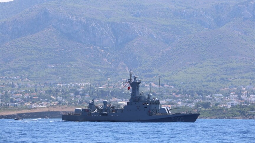 KKTC'de alabora olan gemide kaybolan 18 kişiyi arama çalışmaları sürüyor