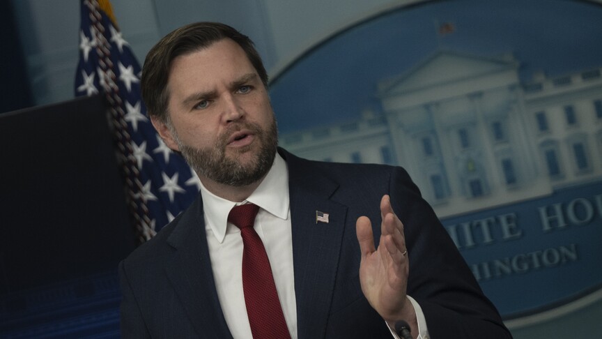 Vance, ABD ordusundaki mühimmat sıkıntısı için Biden yönetimini suçladı