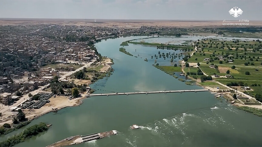 Mehmetçik, Suriye'de Fırat Nehri üzerine yüzer köprü kurdu