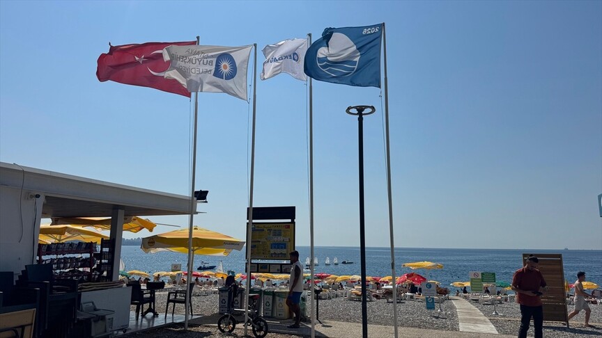 Antalya'nın plajları mavi bayrak ve dumansız uygulamayla korunuyor