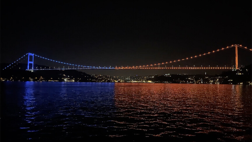 Fatih Sultan Mehmet Köprüsü omurilik felçlileri için ışıklandırıldı