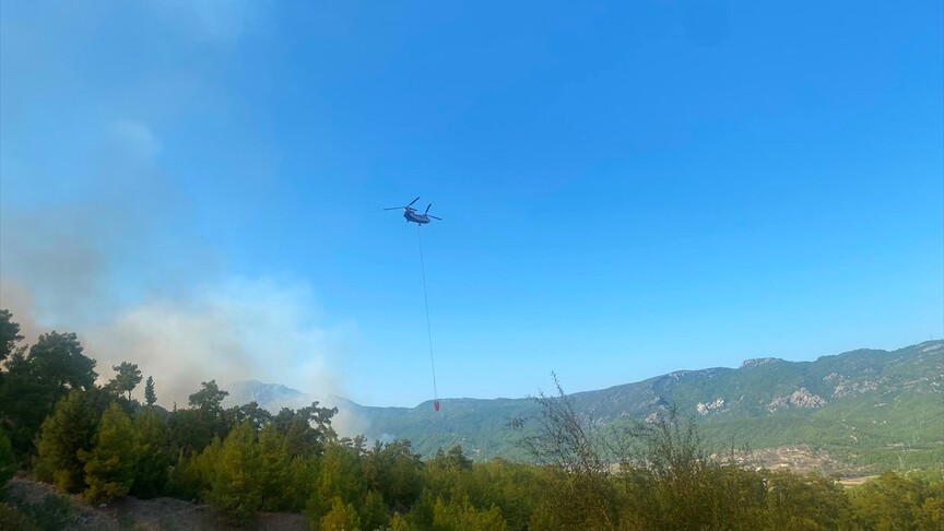 Antalya'nın Serik ilçesinde çıkan orman yangınına müdahale ediliyor