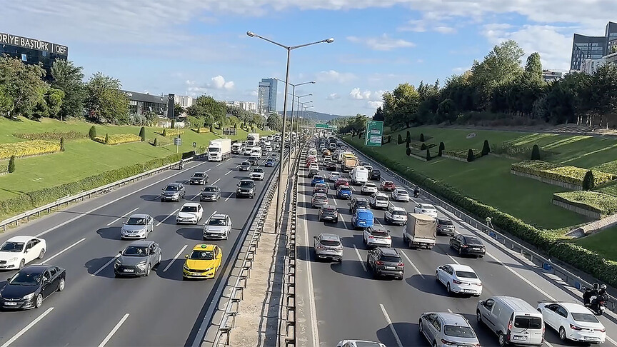 İstanbul'da uyum haftası ve ilk iş gününde trafik yoğunluğu
