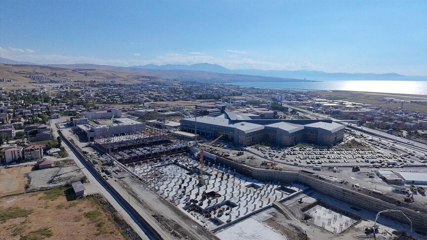 Van'ın şehir hastanesi depreme dayanıklı teknolojiyle yükseliyor